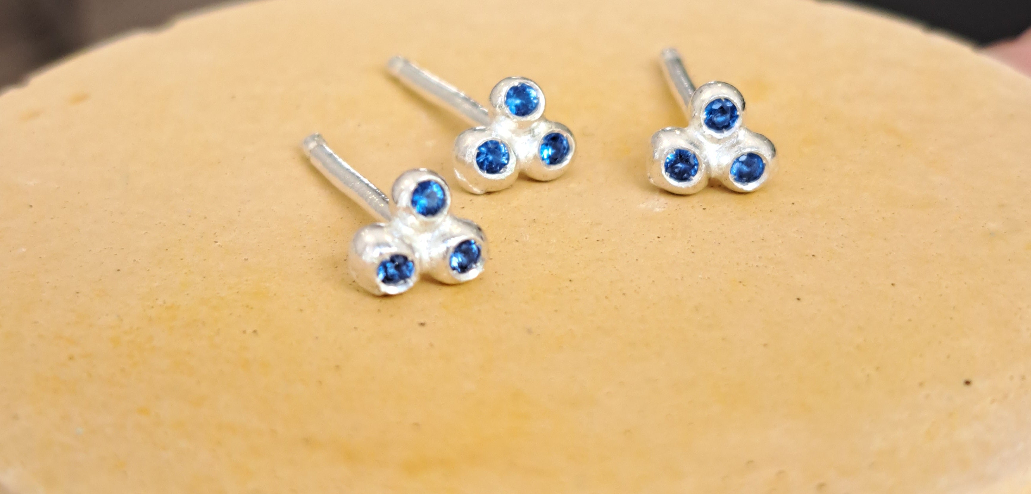 Boucles d'oreilles en granit avec des pierres