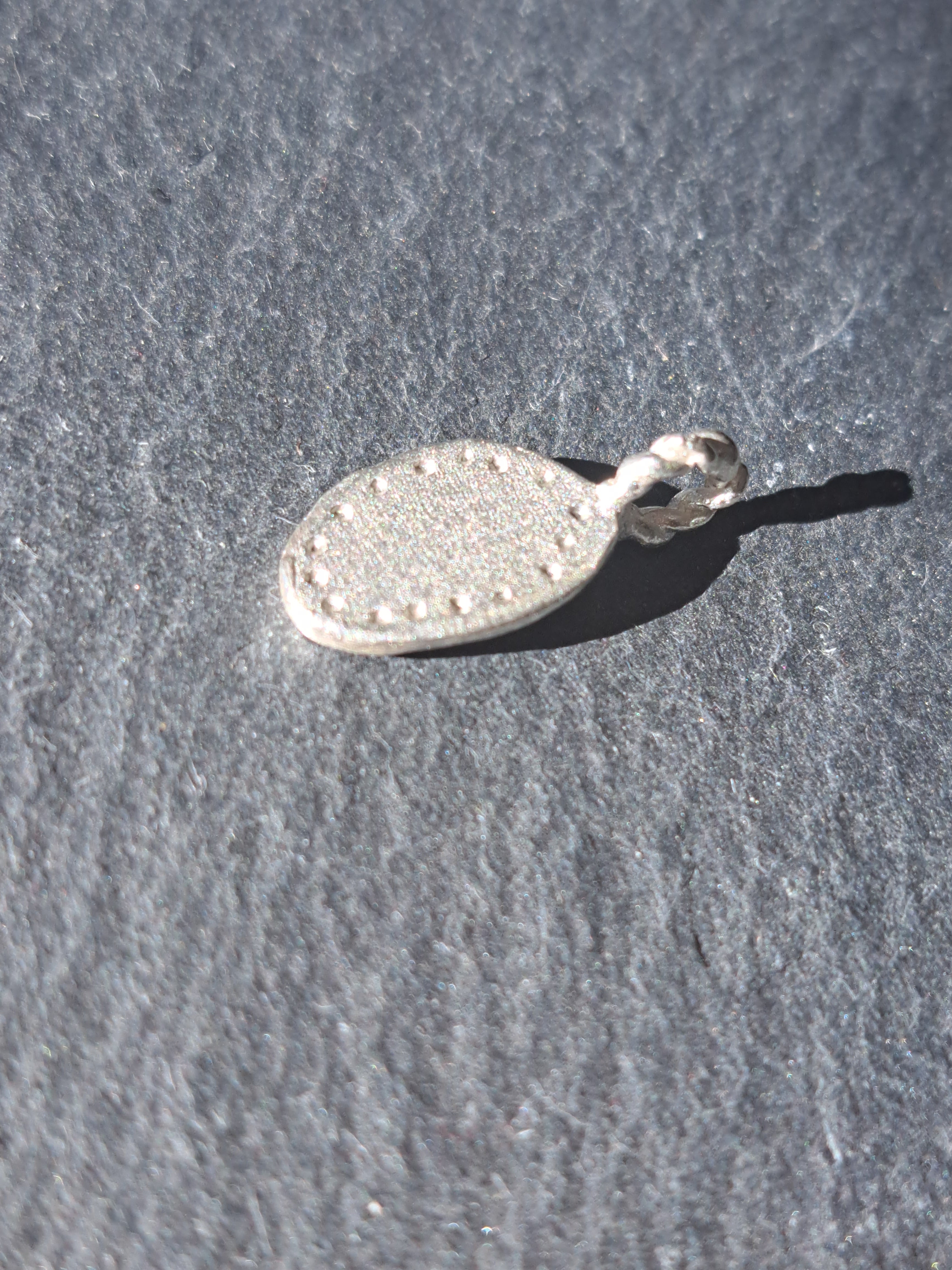 Médaille irrégulière initiale