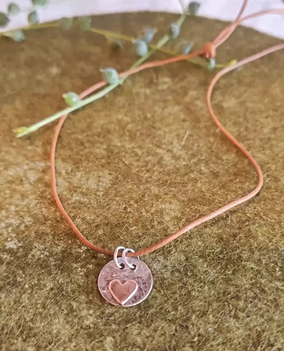 Colar chapa com coração e fio de algodão