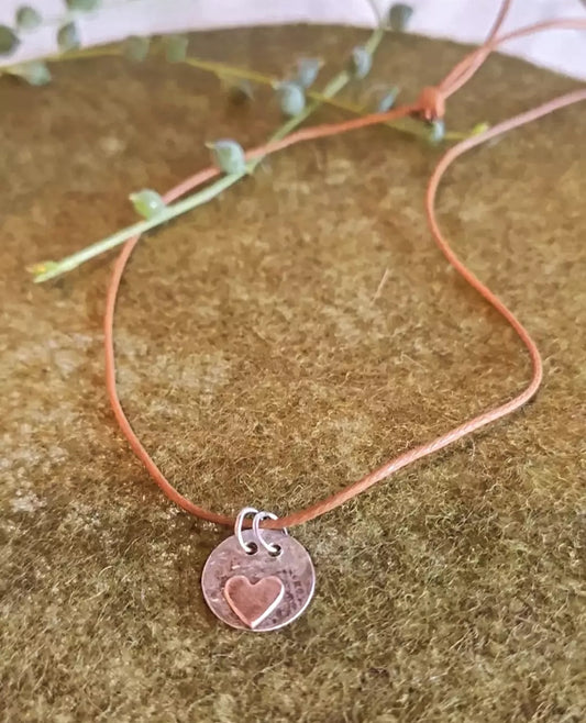 Colar chapa com coração e fio de algodão