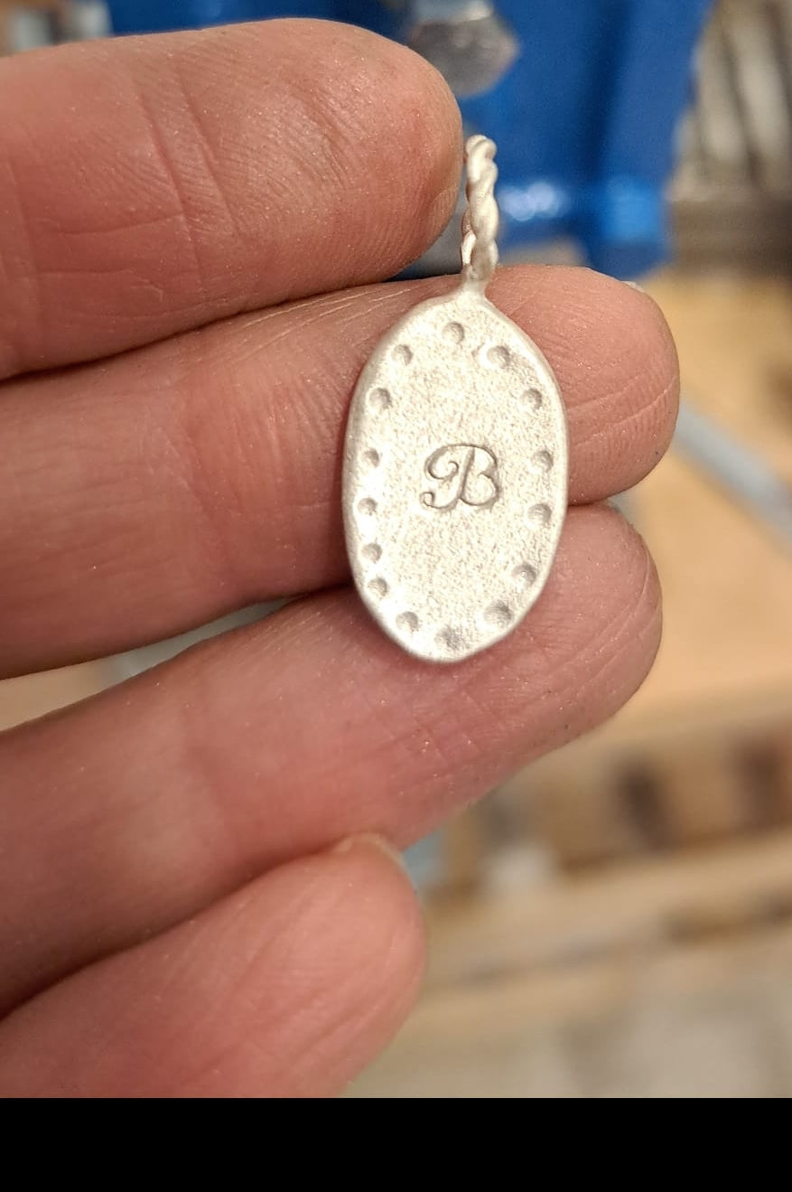 Medalha em prata com inicial / silver pendent with initial